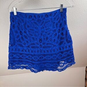 LILLY PULITZER Blue Lacy Mini Skirt. Side Zipper & Lined. Elastic center back.